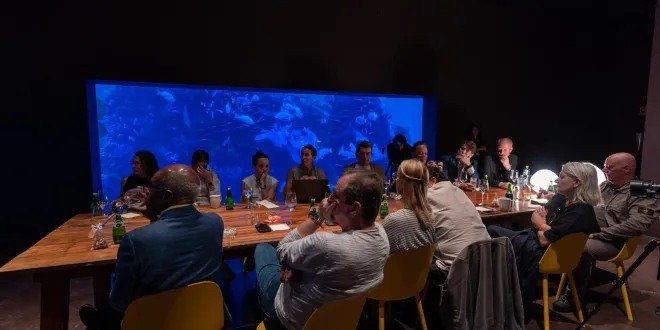 Puede ser una imagen de 8 personas, personas estudiando y mesa